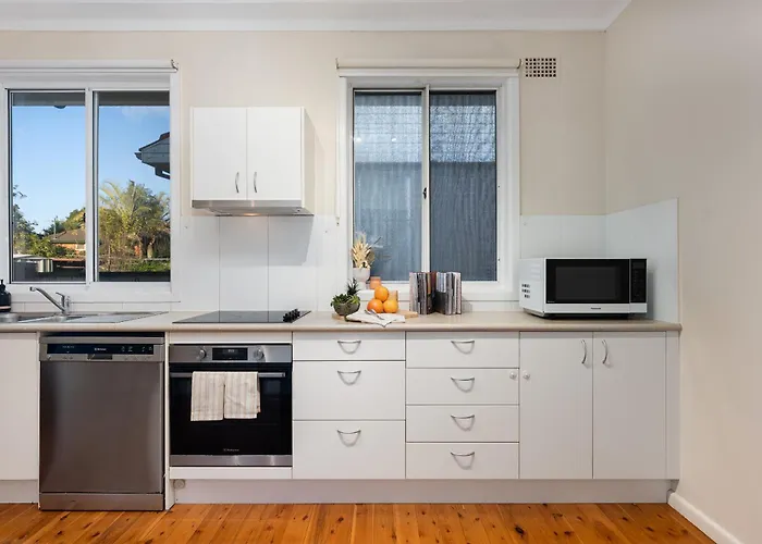 Family-Sized Comfort - 4 Bedroom House Near Macquarie & Metro
